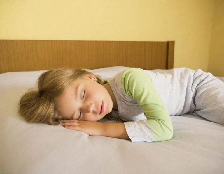 Schlafplatz Ein Mädchen schläft auf einem Bett in einem hellen Raum.